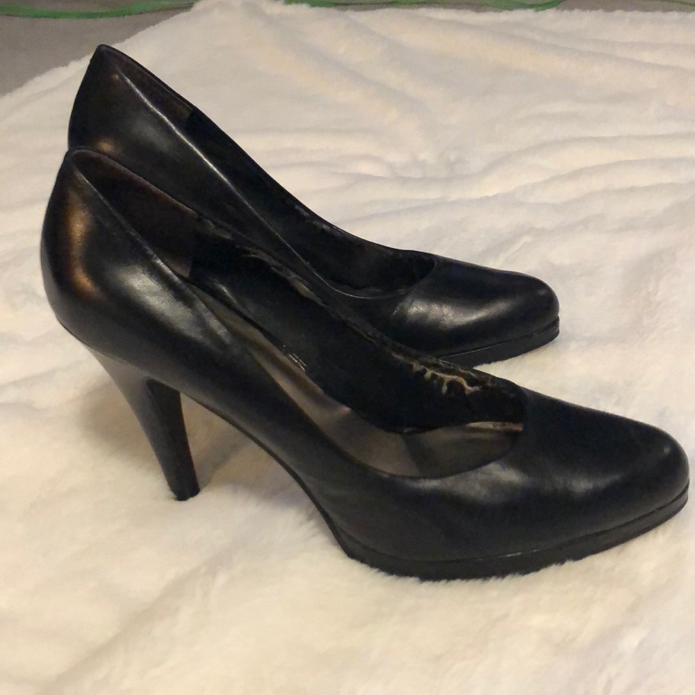 Nine West Black Leather Pump